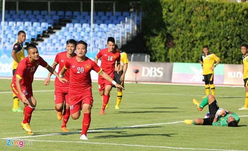 Phi Sơn ăn mừng khi nhân đôi cách biệt cho U23 Việt Nam. Ảnh: Zing