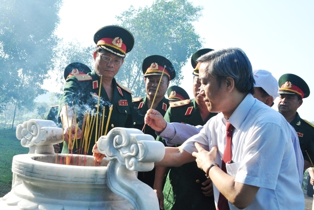 Cán bộ và nhân dân đặt vòng hoa và dâng hương tại tượng đài Chiến thắng Ba Gia