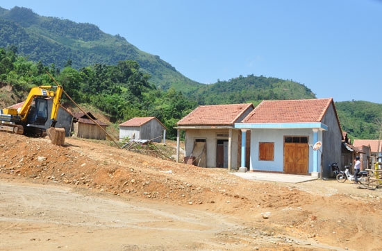 Dù chưa hoàn thành nghiệm thu bàn giao nhưng khu TĐC Nà Tpot-Khét đã được xã Trà Hiệp xây dựng nhà cho dân ở.Nhiều khu TĐC vắng bóng người