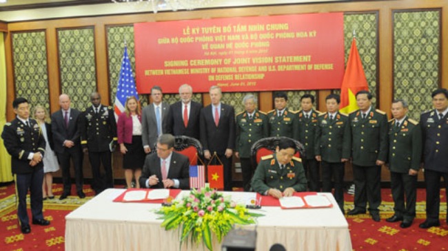 Bộ trưởng Quốc phòng Việt Nam và Bộ trưởng Quốc phòng Hoa Kỳ ký Tuyên bố tầm nhìn chung về quan hệ quốc phòng. Ảnh: Báo Quân đội nhân dân