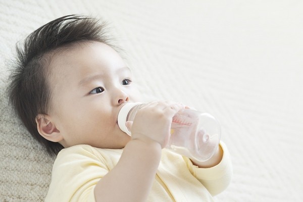 Cho trẻ uống nhiều nước hơn bình thường