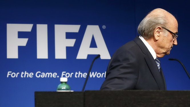 Ông Sepp Blatter bị điều tra ngay sau tuyên bố từ chức đột ngột - Ảnh: Reuters