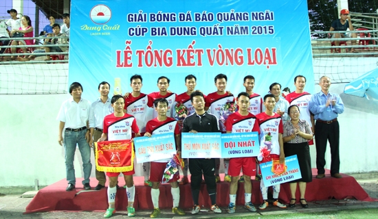  Trao danh hiệu vô địch hạng B cho đội Phòng GD&ĐT TP.Quảng Ngãi.