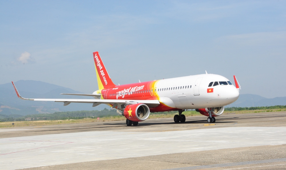 Nhiều hãng hàng không đã khai trương các loại máy bay lớn tại sân bay Chu Lai sẽ tạo điều kiện thuận lợi cho các nhà đầu tư đi lại, đầu tư vào Quảng Ngãi.