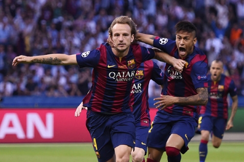 Niềm vui của Ivan Rakitic sau khi mở tỉ số cho Barcelona. Ảnh: Reuters