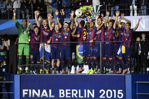 Các cầu thủ Barcelona giơ cao cúp vô địch Champions League trên sân VĐV Olympic ở Berlin (Đức). Ảnh: Reuters
