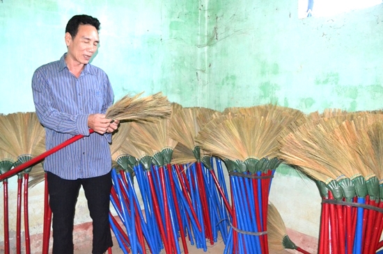 Những cây chổi do các hội viên Hội Người mù huyện Tư Nghĩa làm ra.