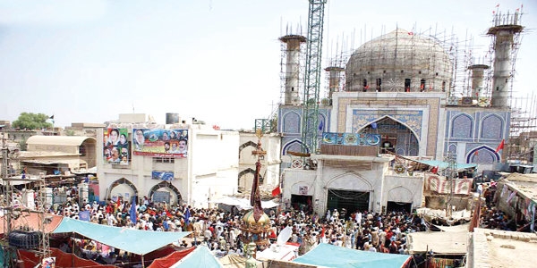 Trời nắng nóng nhưng các tín đồ vẫn đổ về ngôi đền ở thị trấn Sehwan hành lễ - Ảnh: Pakistan Today