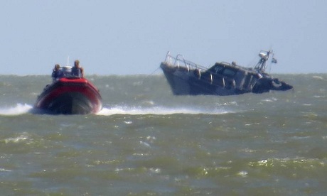   Tàu Ukraine trúng thủy lôi và bị chìm sau đó. (Ảnh: AFP)