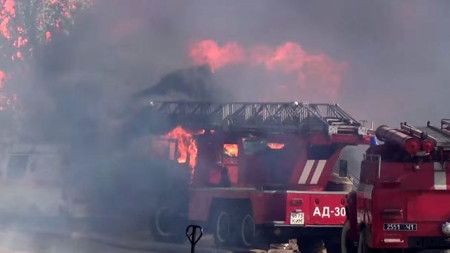 Xe cứu hỏa bốc cháy sau vụ nổ (Ảnh: RT)