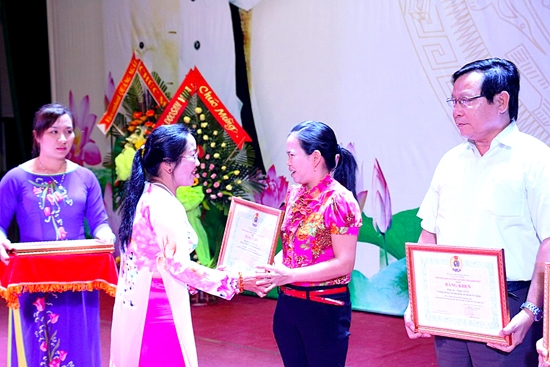 Chủ tịch LĐLĐ tỉnh Ngô Thị Kim Ngọc tặng bằng khen cho các cá nhân điển hình trong học tập và làm theo Bác.
