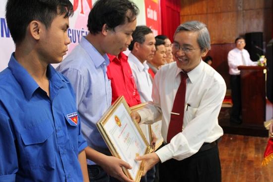 Phó Chủ tịch Thường trực UBND tỉnh Lê Quang Thích trao bằng khen cho các gia đình hiến máu tiêu biểu