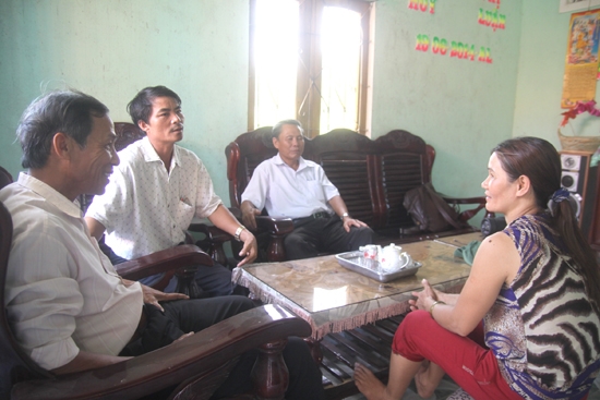 CCB thôn Minh Lộc đến thăm gia đình có thanh niên từng được giáo dục, cảm hóa.