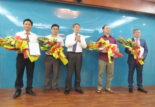 Ông Nguyễn Thanh Lâm (đầu tiên từ phải sang) nhận quyết định bổ nhiệm, điều động nhân sự ngày 12-6 - Ảnh: ICTnews