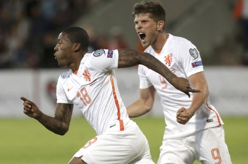 Niềm vui của Wijnaldum (số 18) sau khi mở tỉ số cho Hà Lan. Ảnh: Reuters