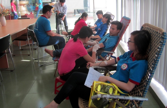 Các sinh viên tham gia hiến máu tình nguyện