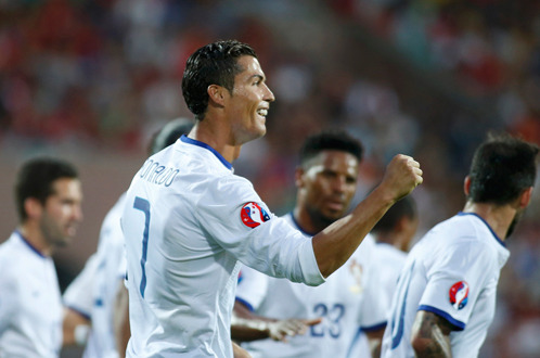 Ronaldo vui mừng với bàn thắng vào lưới Armenia - Ảnh: Reuters