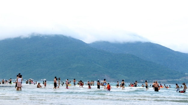  Đông nghẹt du khách tắm biển Đà Nẵng - Ảnh: Đoàn Cường