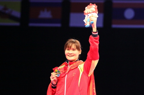 Hà Thị Nguyên và chiếc HCV taekwondo hạng cân -62kg nữ. Ảnh: H.Đăng