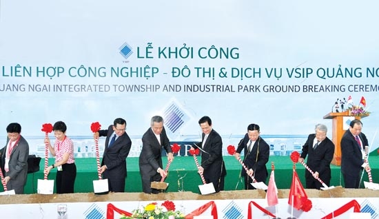 Thủ tướng Nguyễn Tấn Dũng và Thủ tướng Lý Hiển Long (Singapore) tham gia khởi công Khu công nghiệp VSIP Quảng Ngãi. Ảnh: T.L