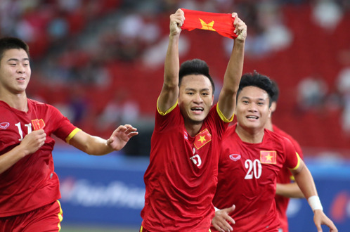 Huy Toàn (giữa) ăn mừng bàn thắng nâng tỉ số 2-0 - Ảnh: N.K.