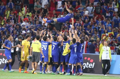 Các cầu thủ U-23 Thái Lan ăn mừng chiếc HCV SEA Games 28. Ảnh: N.K