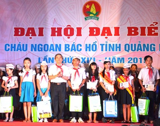 Phó Chủ tịch Thường trực UBND tỉnh Lê Quang Thích trao danh hiệu “Cháu ngoan Bác Hồ” cho các cháu thiếu niên, nhi đồng.