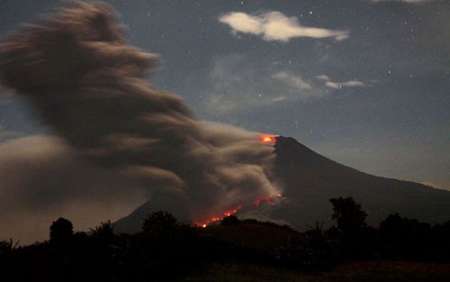  Hình ảnh núi lửa Sinabung ở Bắc Sumatra, Indonesia trong một lần phun trào (ảnh: Getty)
