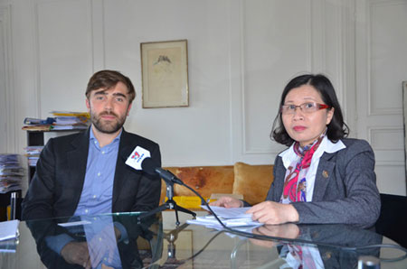 Luật sư Bertrand Repolt (trái) trong buổi trả lời phỏng vấn TTXVN về tiến trình vụ kiện của bà Trần Tố Nga-nạn nhân chất độc da cam tại Pháp