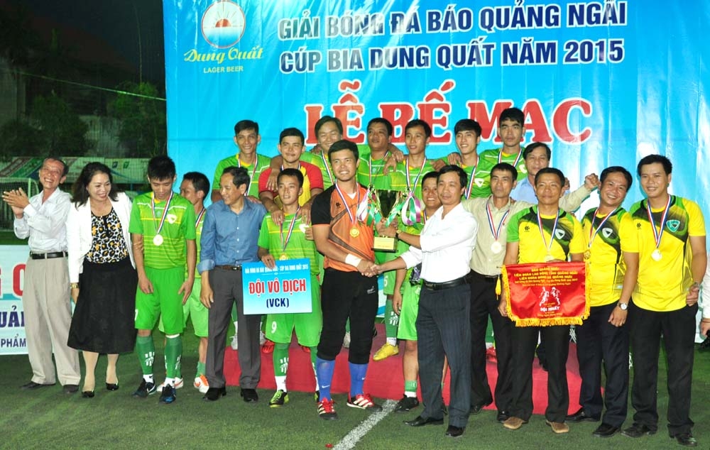 Ông Huỳnh Đức Minh- Quyền Tổng biên tập Báo Quảng Ngãi trao Cúp cho đội Vietcombank vô địch mùa giải năm 2015.