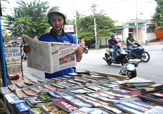  Báo Quảng Ngãi có mặt trên các sạp báo.