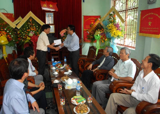 Phó Bí thư Tỉnh ủy Trần Ngọc Căng chúc mừng Thông tấn xã Việt Nam tại Quảng Ngãi.