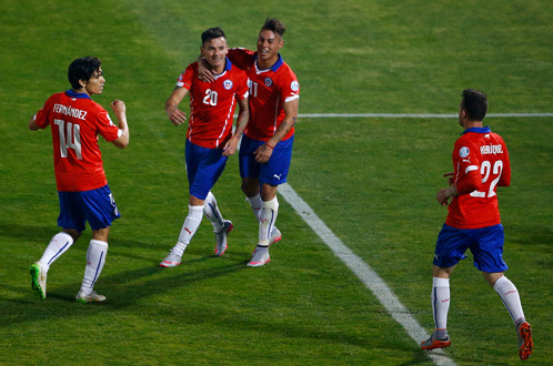 Các cầu thủ Chile ăn mừng bàn thắng vào lưới Bolivia - Ảnh: Reuters