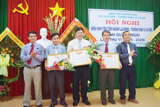 Phó Chủ tịch Thường trực UBND tỉnh Lê Quang Thích trao Bằng khen của Bộ LĐ-TB&XH cho các cá nhân và tập thể.                   Ảnh: X.HIẾU