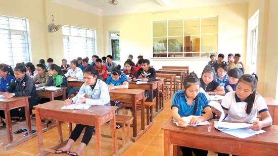 Học sinh Trường THPT Đinh Tiên Hoàng nỗ lực ôn tập kiến thức để bước vào kỳ thi THPT quốc gia đạt hiệu quả.
