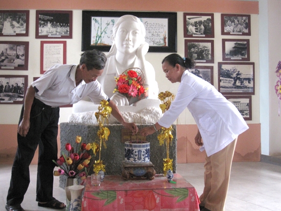 Bà Tạ Thị Ninh (bên phải) thắp hương viếng liệt sỹ Đặng Thùy Trâm