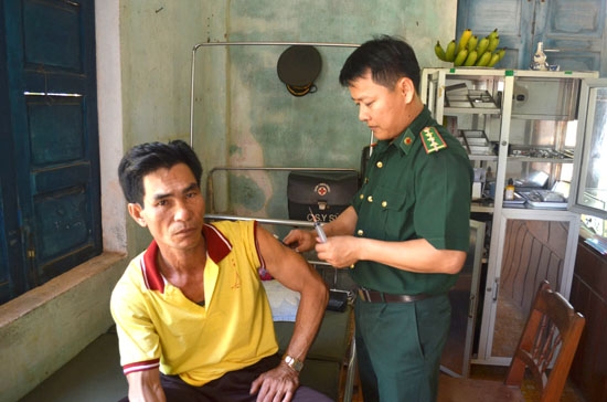  Thượng úy Nguyễn Anh Tuấn, quân y Đồn Biên phòng Bình Hải chữa bệnh cho nhân dân trên địa bàn. Ảnh: Khánh Toàn