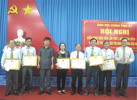 Đồng chí Võ Thái Nguyên, UVBTV, Trưởng Ban Nội chính Tỉnh ủy tặng Giấy khen cho các cá nhân có thành tích tiêu biêu xuất sắc, giai đoạn 2010 - 2015