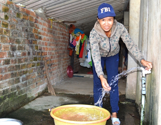 Người dân thôn Bình Tân, xã Trà Bình phấn khởi khi có nguồn nước sạch dồi dào để sử dụng.
