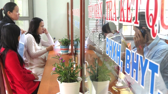 Người dân trao đổi thông tin về thủ tục BHXH, BHYT tại BHXH thành phố Quảng Ngãi.