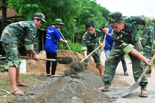 Các chiến sĩ tình nguyện cùng góp sức để thực hiện những công trình tại xã vùng cao Ba Lế
