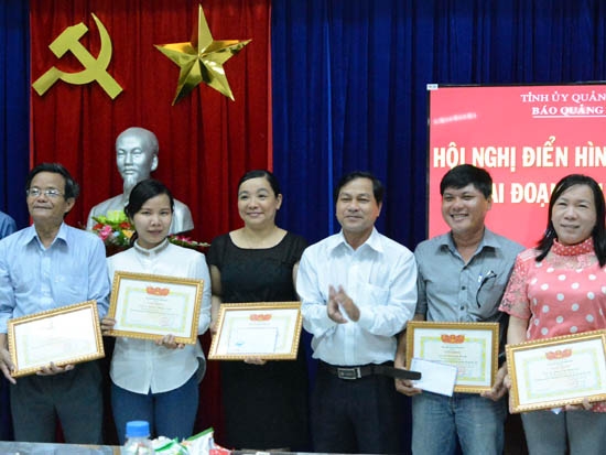 Đồng chí Lê Đức Vương- Phó Tổng Biên tập Báo Quảng Ngãi trao giấy khen cho các cá nhân điển hình tiên tiến.