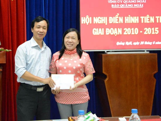 Đồng chí Huỳnh Đức Minh- Quyền Tổng Biên tập Báo Quảng Ngãi khen thưởng cho phóng viên đạt giải báo chí quốc gia năm 2015.