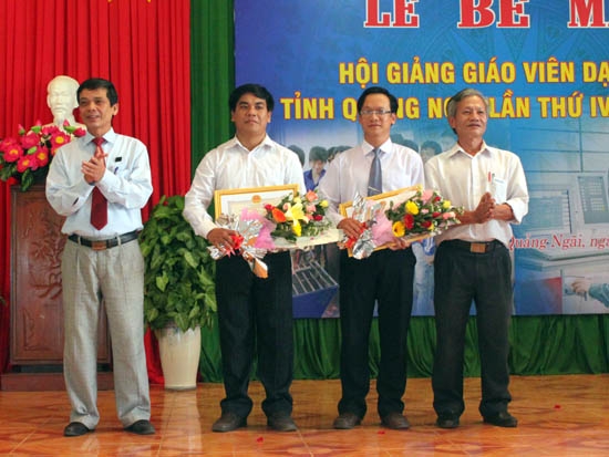 Đồng chí Nguyễn Duy Nhân- giám đốc Sở LĐ TB&XH trao thưởng cho 2 giáo viên đạt giải Nhất.