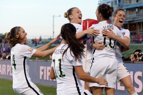 Các cầu thủ nữ Mỹ ăn mừng chiến thắng trước Trung Quốc. Ảnh: Reuters