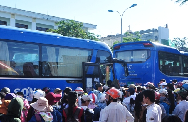 Ban Tổ chức bố trí 25 xe để đưa các em đến các đến 3 địa điểm gồm thành phố Quy Nhơn, thị xã An Nhơn và huyện Tuy Phước ở tỉnh Bình Định