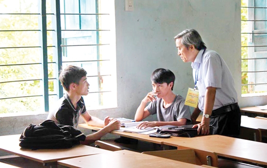Phó Chủ tịch Thường trực UBND tỉnh Lê Quang Thích động viên các em HS Trường THPT Bình Sơn ôn thi, sẵn sàng cho kỳ thi THPT quốc gia 2015.