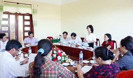 Đoàn cán bộ của tỉnh giám sát việc thực hiện công tác cán bộ nữ tại huyện Tư Nghĩa.