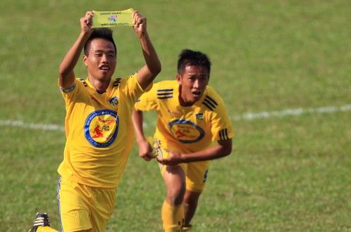 Niềm vui của Hồng Hân khi ghi bàn vào lưới U-17 TP.HCM. Ảnh: N.K