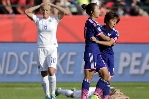 Niềm vui của các cầu thủ nữ Nhật Bản (phải) trong chiến thắng trước Anh. Ảnh: Reuters